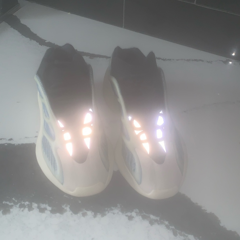 Yeezy - Picture 3 of 11